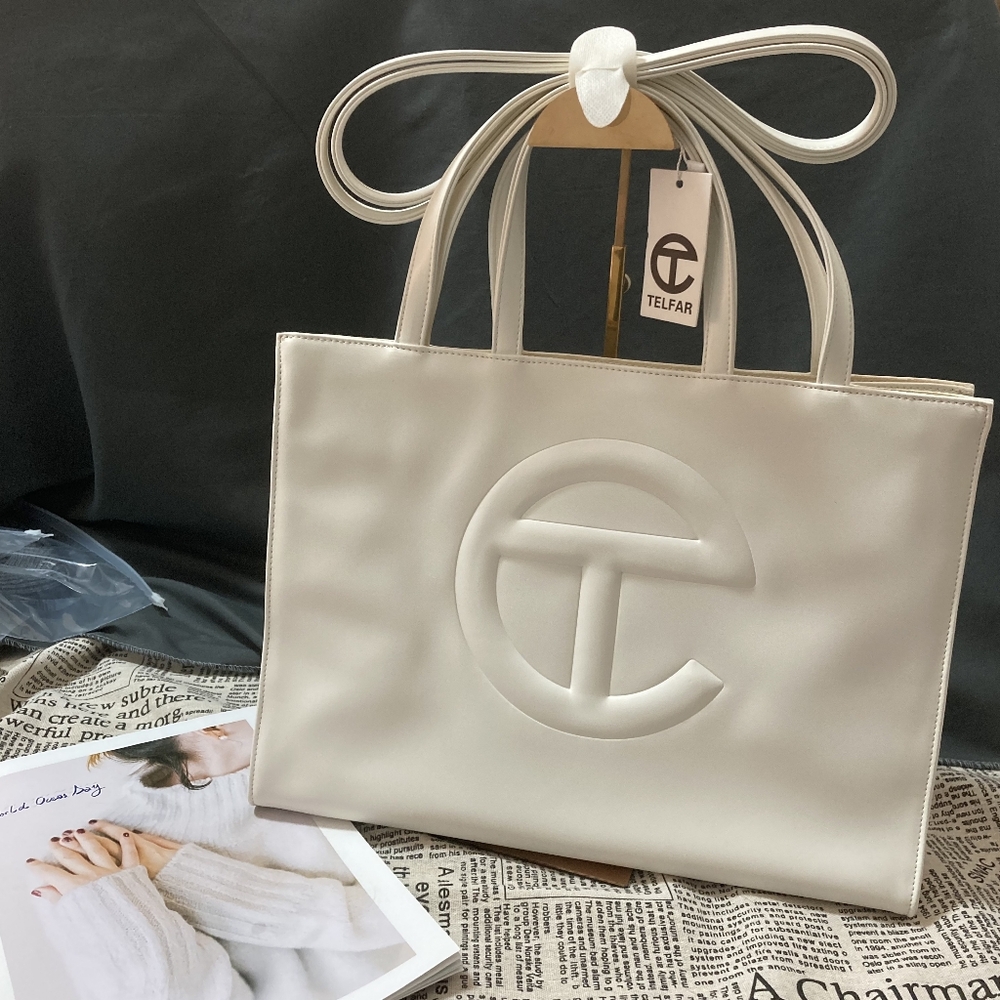 ✨🎊RARE Bag🎊✨Telfar Medium Shopping Bag white
